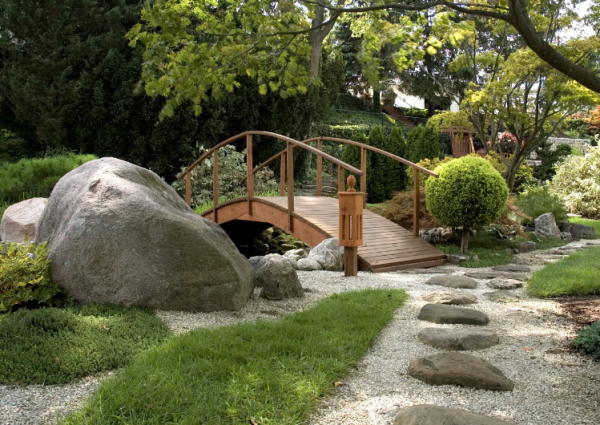 Teras dengan taman Jepang lengkap dengan jembatan dan air mancur